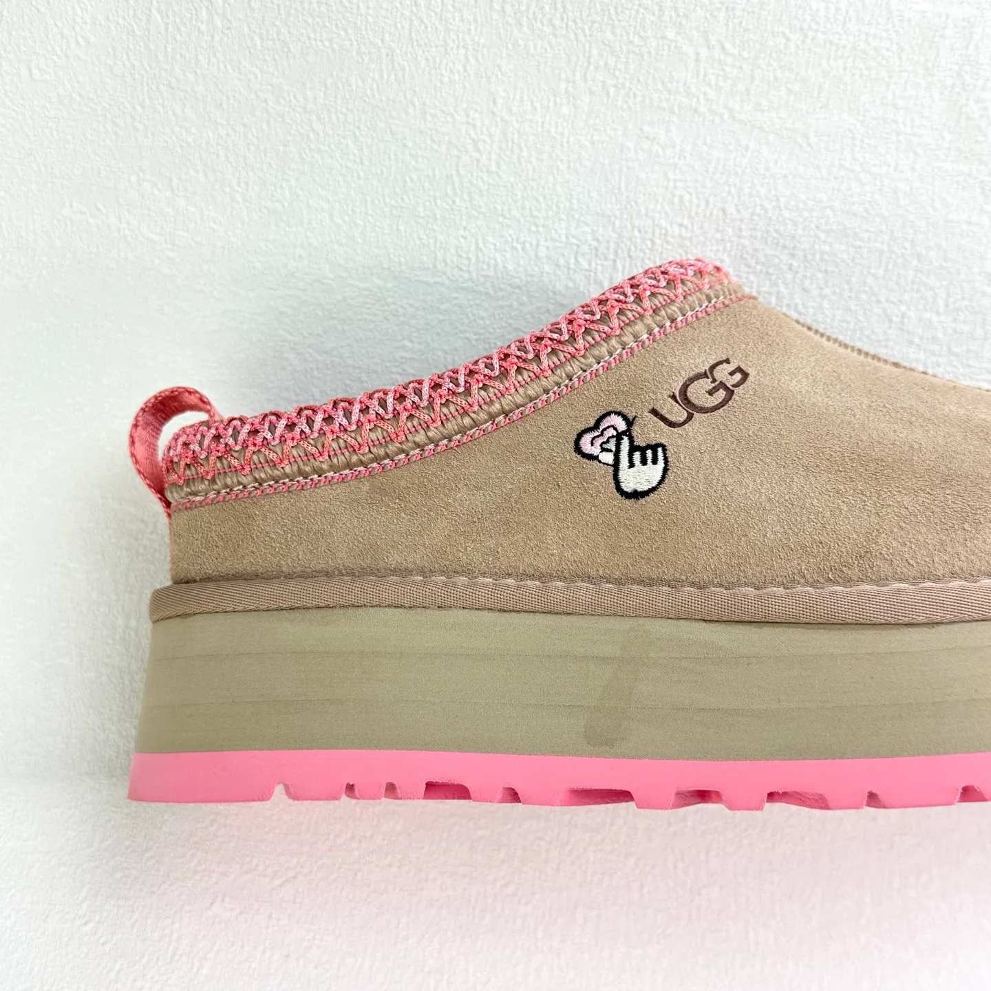 💰400 UGG Tats series thickened model Mule style toe-cap 5CM half slippers Ethnic style autumn and winter snow boots High-quality sheepskin and wool Integrated with high quality Warmth and heat sealing Made of TPU molded suede upper material Embedded with artificial curly wool plush lining and 10mm UGGPURE™ implanted wool lining and removable UGGPURE™ implanted wool insole Lightweight non-slip and comfortable rubber outsole with brand LOGO With complete packaging Official item number: 11225532722 Size: 35 36 37 38 39 40
